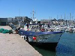 Een vissersboot in de haven van Grandcamp-Maisy