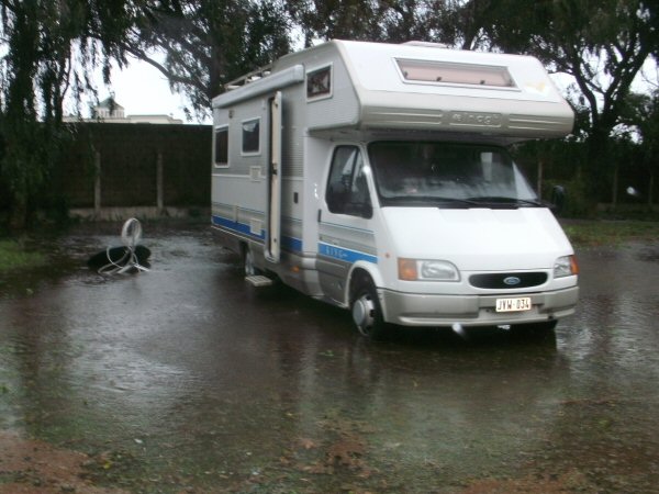 Onze motorhome in de vijver