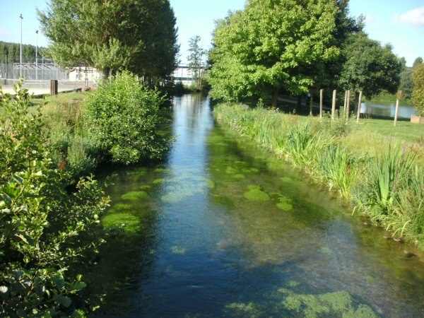 De waterloop naast de parking