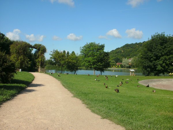 De wandelweg rond het meer