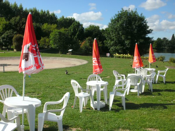 De stoelen van het cafetaria