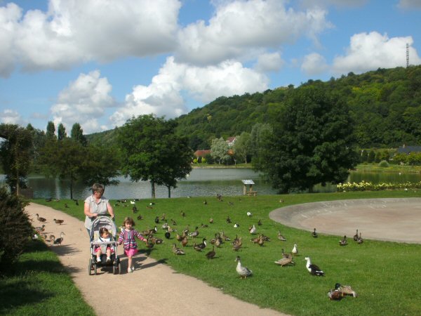 De wandelweg rond het meer