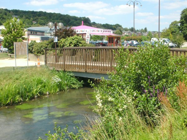 De brug over de waterloop