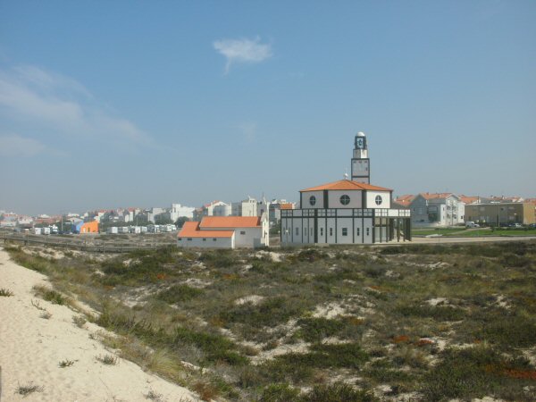 Het kerkje achter de parking