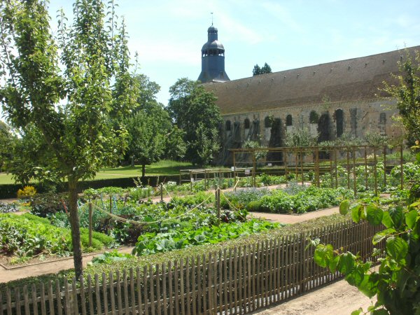 Zicht op de abdij met moestuin