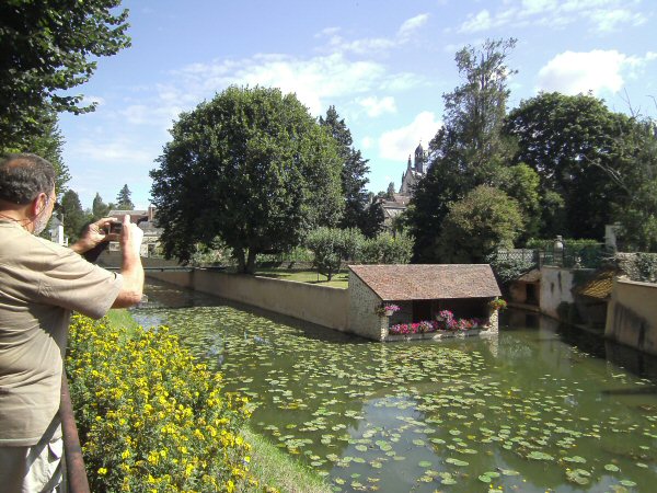 Adrien neemt een foto van de lavoir