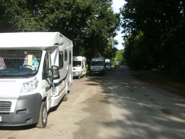 De motorhomes in de Rue de la Plage