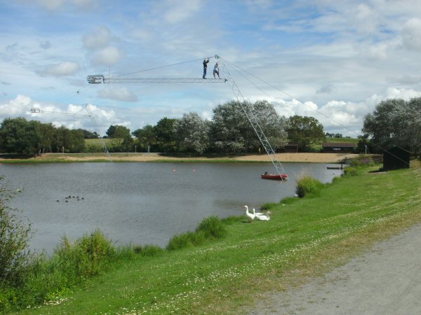 Zicht op het meer met de kabelbaan