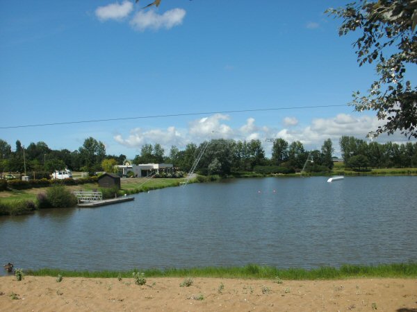 Zicht op het meer met de kabelbaan