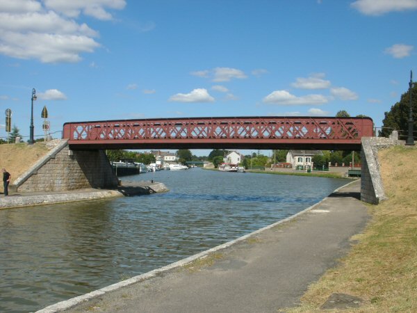 De verbindingsbrug over het kanaal tussen Quai Mazoyer en de parking met de loosput