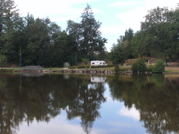 Zicht op onze motorhome aan de rand van het meer