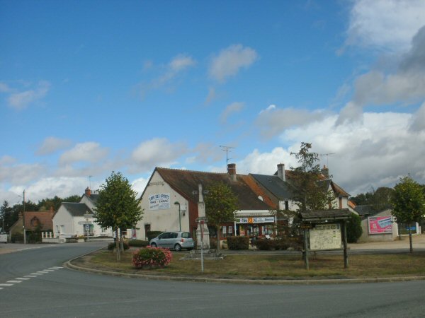 Neuillay-les-Bois met bar-tabac en winkel