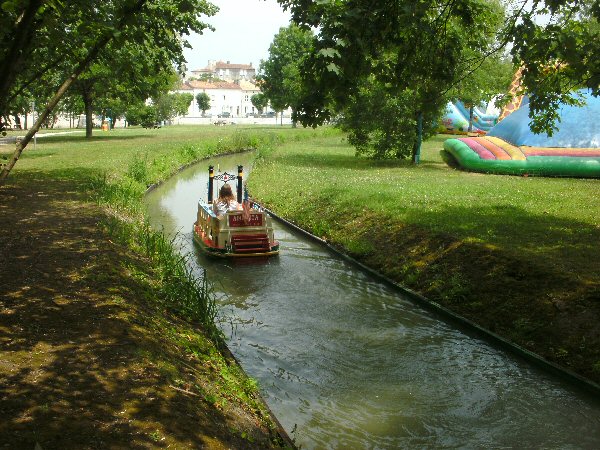 Een minikanaal met een minibootje