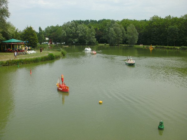 Minibootjes op het water