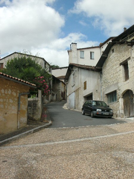 Zicht op Aubeterre-sur-Dronne