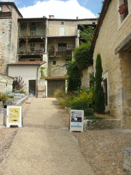 Zicht op Aubeterre-sur-Dronne