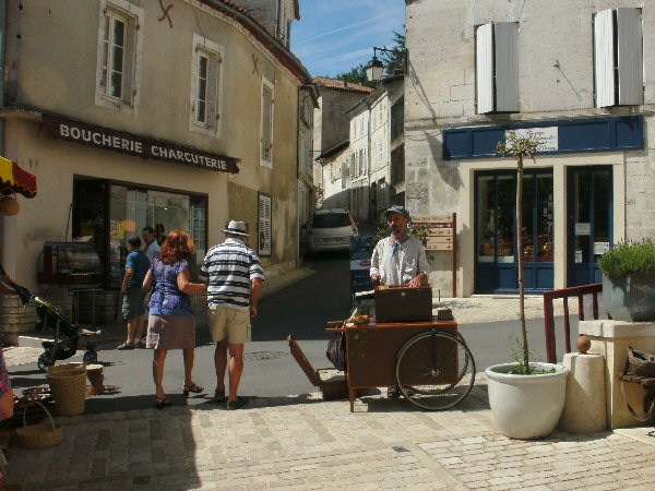 De zondagse markt in Aubeterre-sur-Dronne