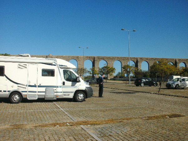 De oude aquaduct van Evora