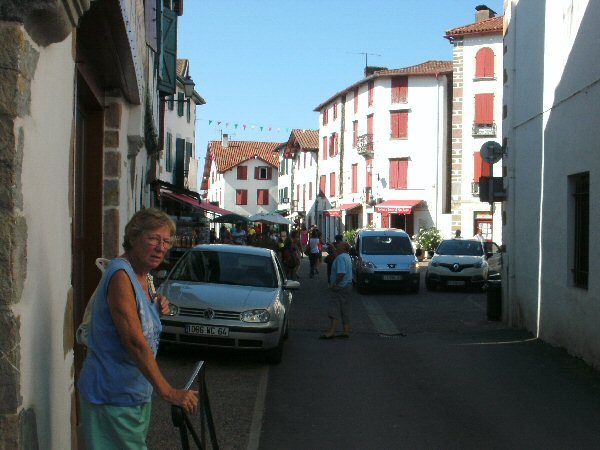 Drukke straat in Espelette