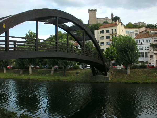 de voetgangersbrug