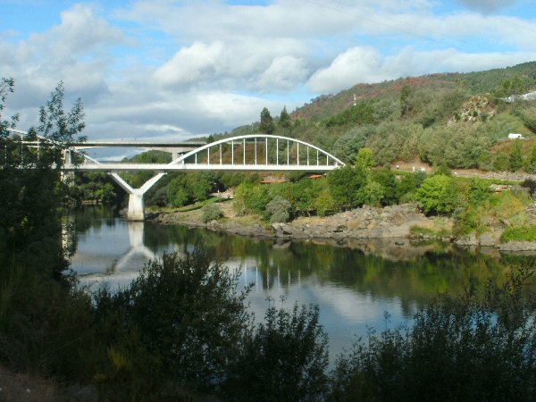 De voetgangersbrug