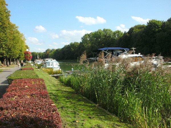 Plezierjachten langs het kanaal