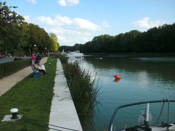 Plezierjachten langs het kanaal