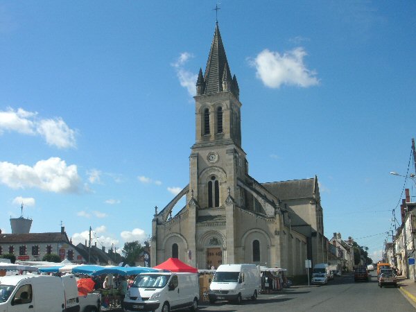 De kerk en de markt van Sancoins