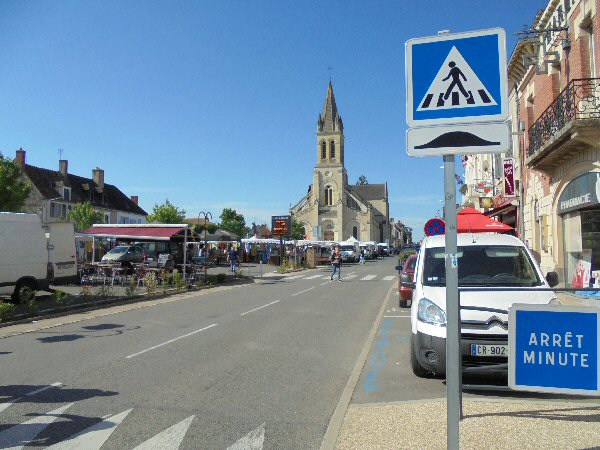 De kerk en de markt van Sancoins