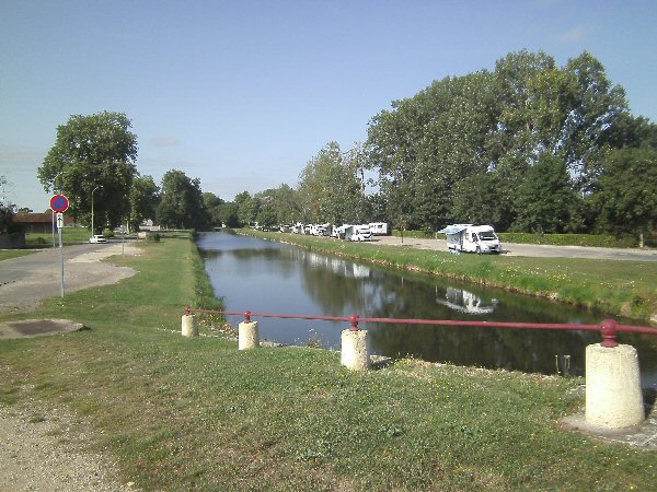 Zicht op de motorhomes langs het kanaal