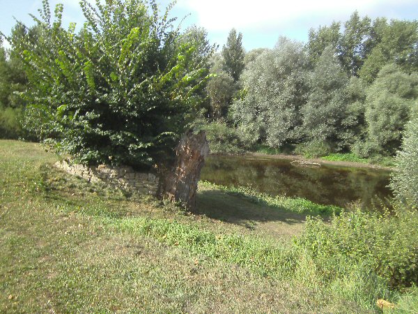 Zicht op de motorhomes langs het kanaal