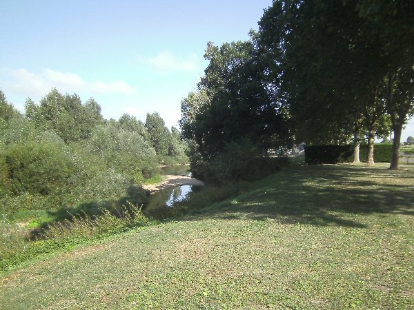 Zicht op de motorhomes langs het kanaal